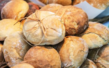 masada taze beyaz çörekler