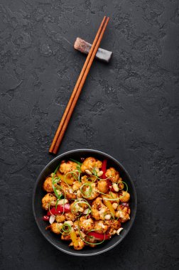 Geçmişi karanlık Kung Pao Karnabahar. Sichuan Kung Pao Karnabahar acı biber, fıstık, sos ve soğanlı Çin mutfağı vejetaryen yemeğidir. Uzayı kopyala Üst görünüm