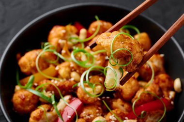 Geçmişi karanlık Kung Pao Karnabahar. Sichuan Kung Pao Karnabahar acı biber, fıstık, sos ve soğanlı Çin mutfağı vejetaryen yemeğidir. Kapat.