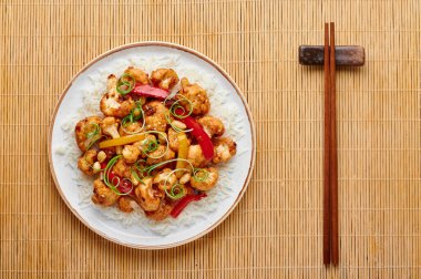 Geçmişi karanlık Kung Pao Karnabahar. Sichuan Kung Pao Karnabahar acı biber, fıstık, sos ve soğanlı Çin mutfağı vejetaryen yemeğidir. Üst görünüm