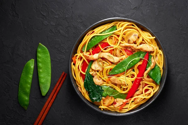 Chicken Mein Zwarte Schaal Donkere Leisteen Achtergrond Mein Een Chinees — Stockfoto