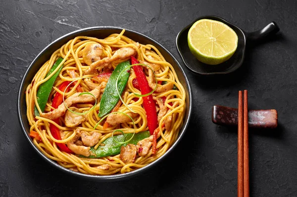 Chicken Mein Zwarte Schaal Donkere Leisteen Achtergrond Mein Een Chinees — Stockfoto