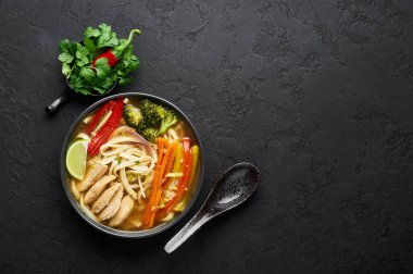Thukpa tavuğu siyah kasede, arka planda. Thukpa tavuğu, sebzeli ve tavuk etli Tibet erişte çorbası. Üst Manzara. Boşluğu kopyala