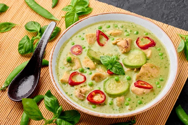 Curry Verde Tailandés Con Pollo Gaeng Kaew Wan Gai Tazón —  Fotos de Stock