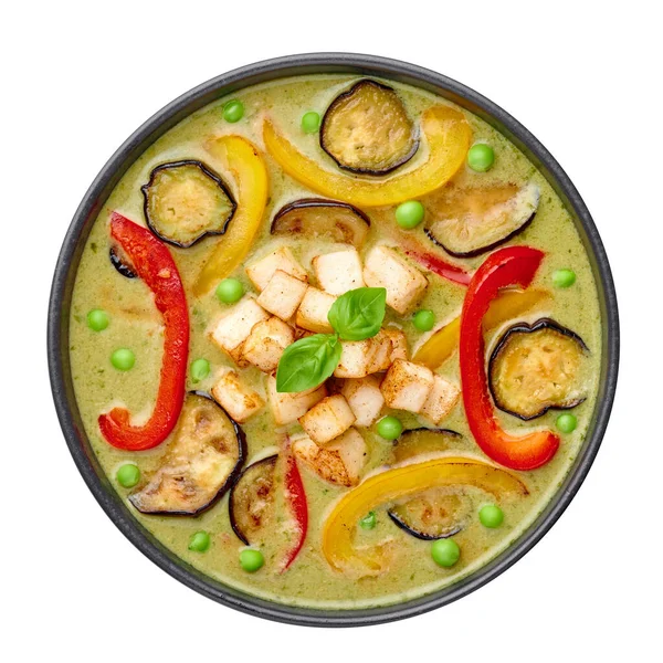 Siyah kasede soya peynirli vejetaryen Thai Green Curry beyaz arka planda. Sebze Green Thai Curry yeşil biber, fesleğen, baharat ve sebzeli Tayland mutfağıdır. İzole et
