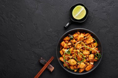 Kung Pao tavuğu ya da Gong Bao Ji Ding 'in karanlık geçmişi. Sichuan Kung Pao tavuk eti, acı biber, fıstık, sos ve soğanlı Çin mutfağıdır. Uzayı kopyala Üst görünüm