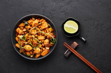 Kung Pao tavuğu ya da Gong Bao Ji Ding 'in karanlık geçmişi. Sichuan Kung Pao tavuk eti, acı biber, fıstık, sos ve soğanlı Çin mutfağıdır. Üst görünüm