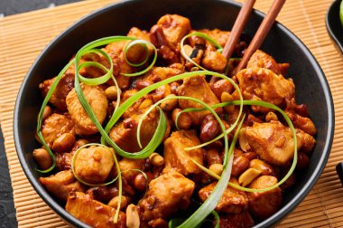 Kung Pao tavuğu ya da Gong Bao Ji Ding 'in karanlık geçmişi. Sichuan Kung Pao tavuk eti, biber, fıstık, sos ve soğanlı Çin mutfağıdır..