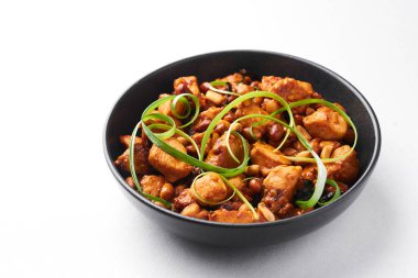 Kung Pao tavuğu ya da Gong Bao Ji Ding beyaz arka planda izole edildi. Sichuan Kung Pao tavuk eti, biber, fıstık, sos ve soğanlı Çin mutfağıdır..