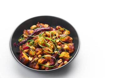 Kung Pao Paneer beyaz arka planda izole edildi. Kung Pao Paneer Çin yemeği Gong Bao 'nun paneer peyniri, fıstık, biber, sos ve soğanlı vejetaryen versiyonu. Boşluğu kopyala