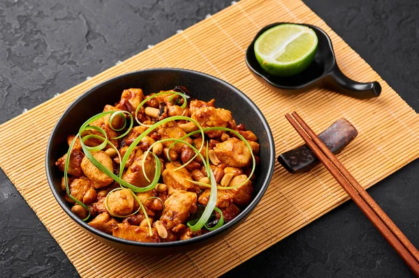 Kung Pao tavuğu ya da Gong Bao Ji Ding 'in karanlık geçmişi. Sichuan Kung Pao tavuk eti, biber, fıstık, sos ve soğanlı Çin mutfağıdır..