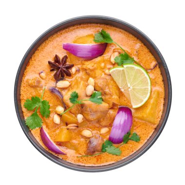 Beyaz arka planda siyah kâse içinde tavuk masajcısı körisi. Massaman Curry, Tayland mutfağında tavuk eti, patates, soğan ve birçok baharatla servis edilir. Tayland yemeği. İzole et
