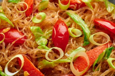 Sebze Pad Woon Sen veya Tayland Bardağı Erişte Karıştırma veya Pad Thai yakın dokusu. Vejetaryen Pad Woon Sen, Tayland 'da bulunan bir erişte, domates, havuç, yumurta ve sostur. Tayland Yemeği.