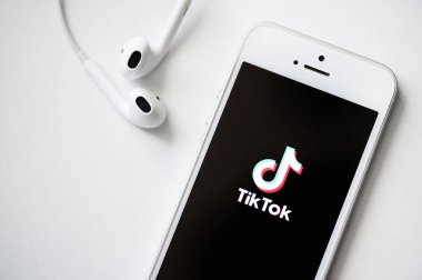 Moskova, Rusya, 28 Nisan 2020. Tik tok uygulama logosu siyah ekranda beyaz arka planda Iphone SE. Tiktok sosyal medya ağı. Akıllı telefon ekranında Tik tok uygulama simgesi