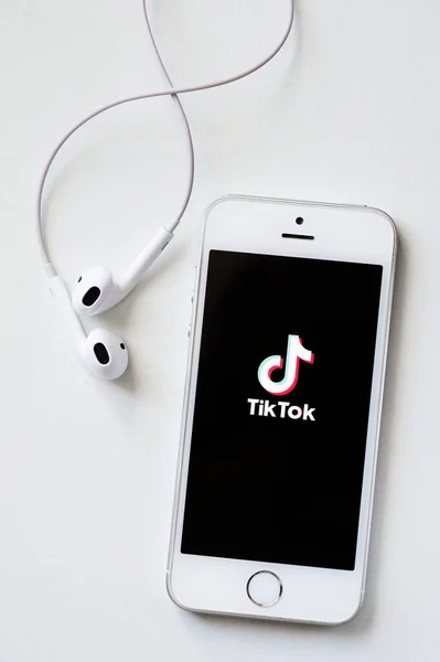 Moskova, Rusya, 28 Nisan 2020. Tik tok uygulama logosu siyah ekranda beyaz arka planda Iphone SE. Tiktok sosyal medya ağı. Akıllı telefon ekranında Tik tok uygulama simgesi