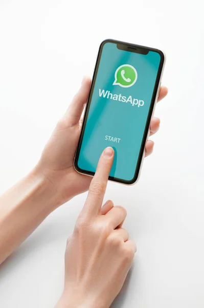 Moskova, Rusya, 28 Nisan 2020. Whatsapp uygulama logosu beyaz arka planda Iphone X ekranında. Whatsapp kurye uygulama simgesi akıllı telefon ekranında. Kadın elinin telefonu var.