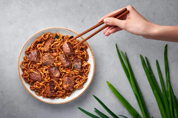 Ram Don Oder Chapaguri Nudeln Mit Rindersteak Weißer Schüssel Vor — Stockfoto