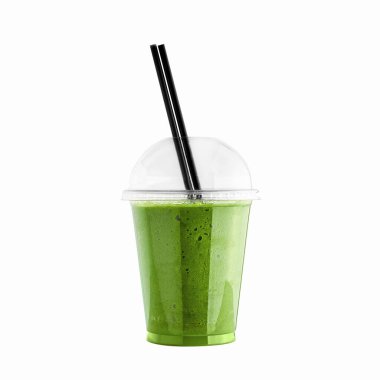 Plastik bardakta yeşil kivili smoothie ve beyaz arka planda saman var. Kivi veya yeşil sebze sağlıklı içecek. Detoks içeceği.