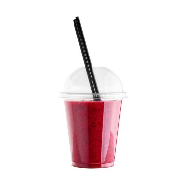 Beyaz arka planda saman izole edilmiş plastik bardakta kırmızı çilekli smoothie. Berry sağlıklı içecek. Detoks içeceği.