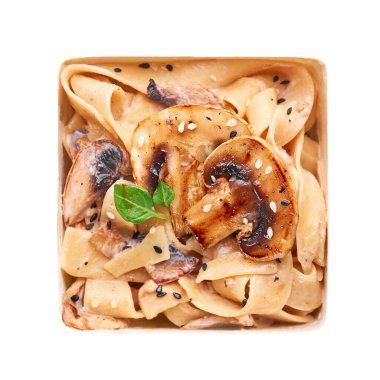 Ekolojik bardaktaki mantarlı makarna, beyaza izole edilmiş. Paket kağıt bardakta güzel bir fast food makarnası. İtalyan vejetaryen yemeği