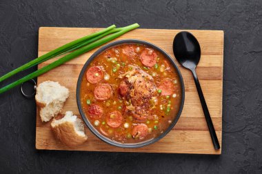 Siyah kasede, arka planda tavuk ve sosisli bamya çorbası. Gumbo, louisiana cajun yemek çorbası ve roux. Amerikan yemekleri. Geleneksel etnik yemek