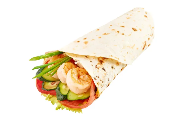 Karides Yuvarlaması, Shawarma ya da Doner beyaz arka planda izole edilmiş. Domates, salatalık, soğan, marul ve karidesli Shawarma. Fast Food, tecrit