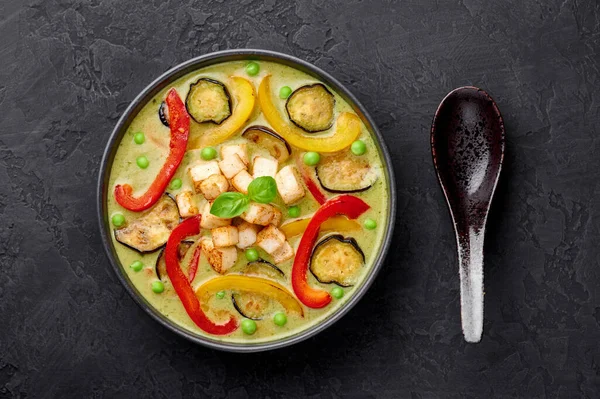 Siyah kasede soya peynirli vejetaryen Tayland yeşil körisi. Sebze Green Thai Curry yeşil biber, fesleğen, baharat ve sebzeli Tayland mutfağıdır. Tayland Yemeği