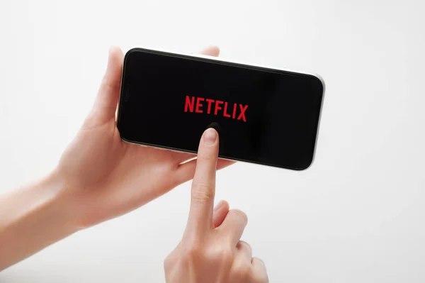 Москва Росія Квітня 2020 Логотип Застосунку Netflix Екрані Iphone Білому — стокове фото