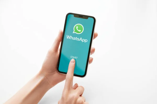 Moskova, Rusya, 28 Nisan 2020. Whatsapp uygulama logosu beyaz arka planda Iphone X ekranında. Whatsapp kurye uygulama simgesi akıllı telefon ekranında. Kadın elinin telefonu var.