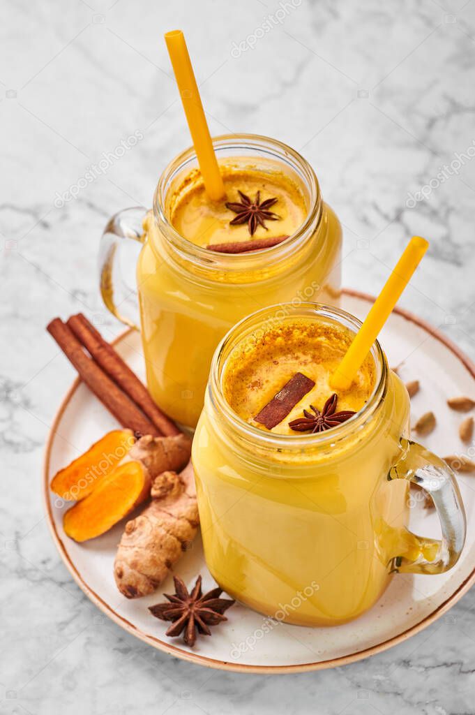 Hadi Doodh conocido como Golden Turmeric Milk in Mason Jar sobre fondo