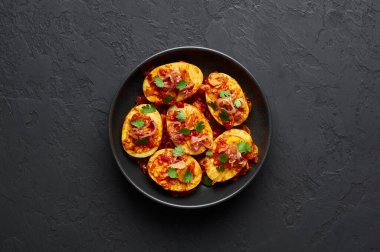 Koyu arkaplanda, siyah kasede altın yumurta körisi. Birmanya usulü yumurta körisi, ördek veya tavuk yumurtası, domates, zencefil, soğan, kişniş ve baharatlı Myanmar mutfağıdır..