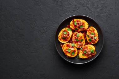 Koyu arkaplanda, siyah kasede altın yumurta körisi. Birmanya usulü yumurta körisi, ördek veya tavuk yumurtası, domates, zencefil, soğan, kişniş ve baharatlı Myanmar mutfağıdır..