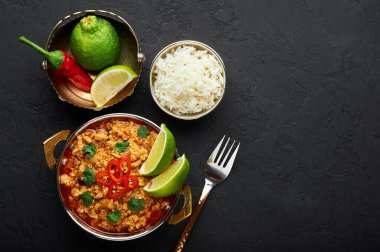 Geleneksel Hint bakırından bir tavuk keesi koyu arkaplanda. Kheema Hint ve Pakistan mutfağından kıyma ve baharatlı köri yemeğidir. Uzayı kopyala Üst görünüm