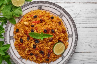 Vejetaryen kabsa. Ramazan yemeği. Kabsa geleneksel Suudi Arabistan mutfağıdır. Kabsa pilavlı, baharatlı, domatesli, fındıklı ve kuru üzümlü yemek yapar. Uzayı kopyala en üstteki görünüm