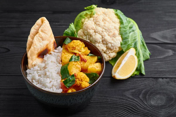 Aloo Gobi Rýží Chapati Indická Kuchyně Vegetariánské Kari Vařené Květákem — Stock fotografie