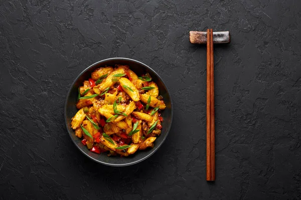 Baby Corn Manchurian kuru siyah kasedeki Schezwan Baby Corn 'a benziyor. Bebek Mısır Mançurya - Hint Çin mutfağı. Kızarmış mısır, dolmalık biber, sos ve soğanlı..