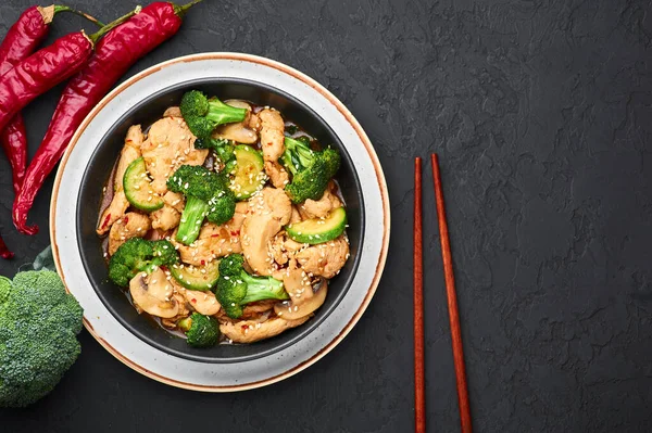 Hunan Chicken siyah kasede, arka planda. Hunan Chicken Çin mutfağı ya da Çin mutfağı brokoli, kabak, shiitake mantarı ve hunan sosuyla servis edilir. Boşluğu kopyala