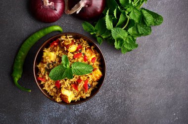 Siyah arka planda vejetaryen paneer biryani. Paneer biryani, paneer peyniri, basmati pilavı, masala, acı biber, nane ve daha birçok baharatla geleneksel Hint mutfağı. Boşluğu kopyala