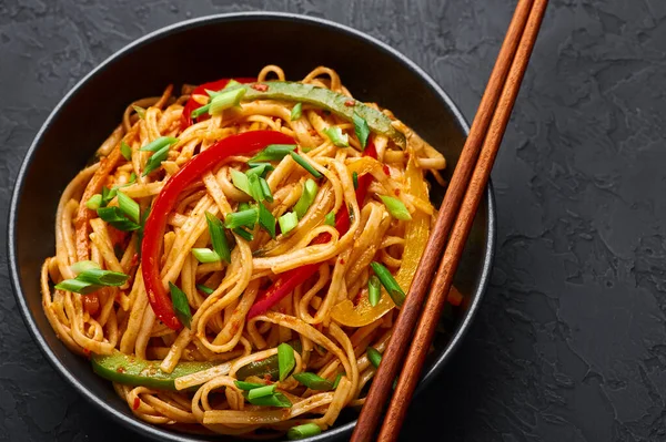 Vegetarische Schezwan Noodles Vegetable Hakka Noodles Chow Mein Zwarte Schaal — Stockfoto