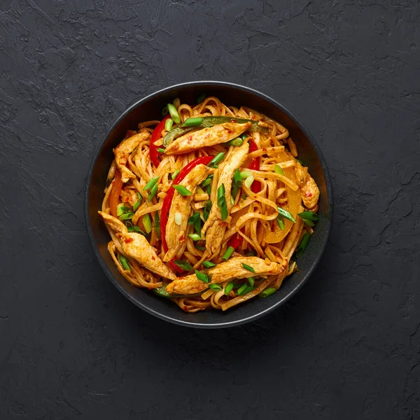 Kip Schezwan Noodles Hakka Chow Mein Zwarte Schaal Donkere Achtergrond — Stockfoto