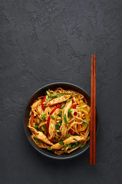 Chicken Schezwan Nudeln Oder Hakka Oder Chow Mein Schwarzer Schüssel — Stockfoto