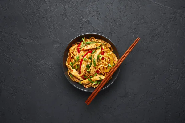 Kip Schezwan Noodles Hakka Chow Mein Zwarte Schaal Donkere Achtergrond — Stockfoto