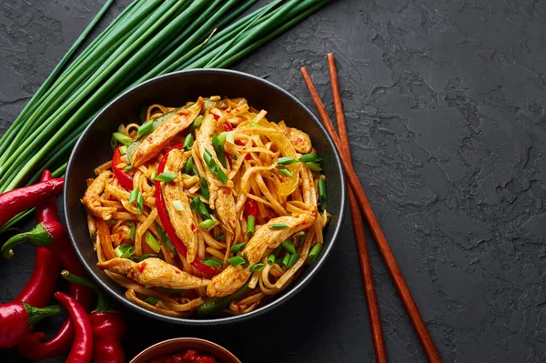 Kip Schezwan Noodles Hakka Chow Mein Zwarte Schaal Donkere Achtergrond — Stockfoto