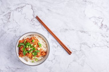 Beyaz mermer masa üstünde çubuklu shan noodle. Burma mutfağı geleneksel yemeğidir. Myanmar yemeği. Domatesli pilav. Asya yemeği