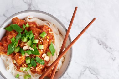 Beyaz mermer masa üstünde çubuklu shan noodle. Burma mutfağı geleneksel yemeğidir. Myanmar yemeği. Domatesli pilav. Asya yemeği