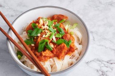 Beyaz mermer masa üstünde çubuklu shan noodle. Burma mutfağı geleneksel yemeğidir. Myanmar yemeği. Domatesli pilav. Asya yemeği