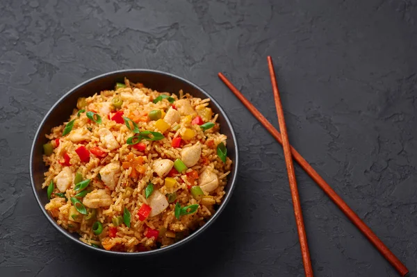 Schezwan Chicken Fried Rice Zwarte Kom Donkere Leisteen Achtergrond Szechuan — Stockfoto