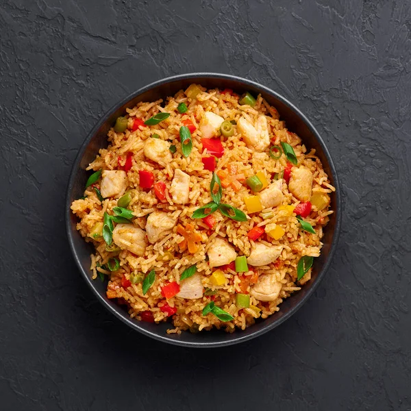 Schezwan Chicken Fried Rice Zwarte Kom Donkere Leisteen Achtergrond Szechuan — Stockfoto