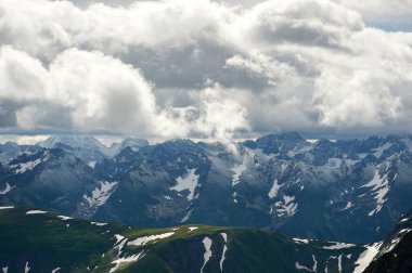 Dağların manzarası. Bulutlu gökyüzü olan dağ manzarası. Cheget-Chat Range ve Chigordali Range, Karachay-Cherkerssia 'daki Kafkas Dağları, Rusya.