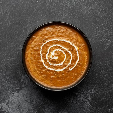 Dal Makhani karanlık arka planda. Dal Makhani - Hint mutfağının geleneksel püre tabağı yanında fasulye, kırmızı fasulye, tereyağı, baharat ve krema. Kare mahsul